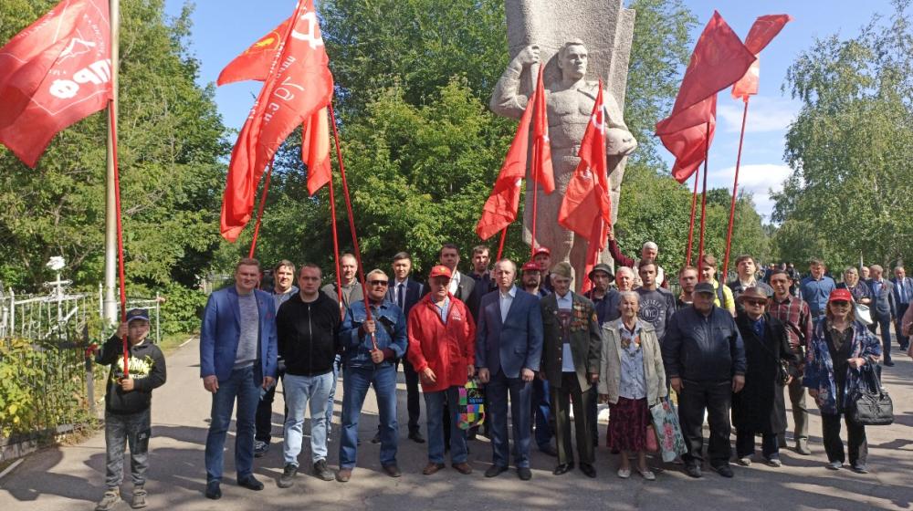 Саратовские коммунисты отметили День памяти и скорби
