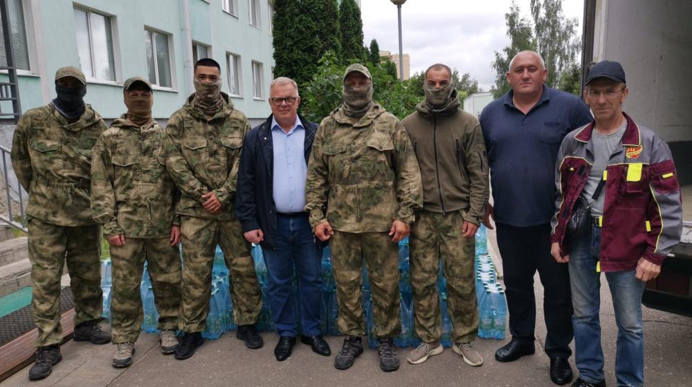 Секретарь МК КПРФ, руководитель фракции КПРФ в Мособлдуме Александр Наумов передал 2 тонны бутилированной воды бойцам армейского спецназа