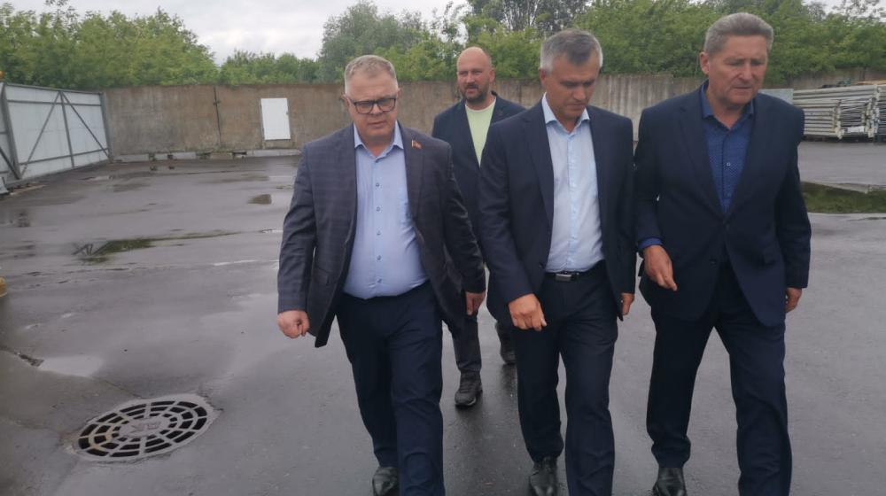 Заместитель Председателя Московской областной Думы, руководитель фракции КПРФ Александр Наумов посетил молокозавод в Зарудне