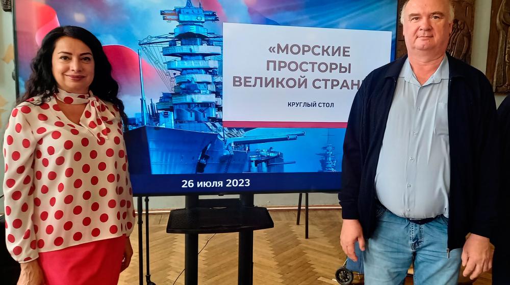 Калуга. Депутаты-коммунисты Марина Костина и Виталий Жарков  поздравили калужан с Днём Военно-Морского Флота