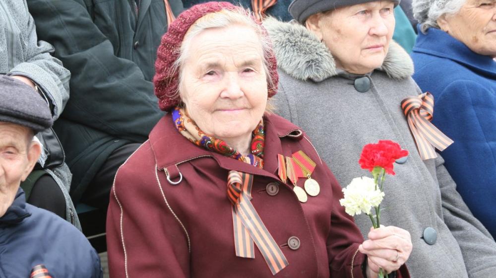 По поручению главы Хакасии Валентина Коновалова в республике начали выплачиваться ежемесячные выплаты «детям войны»
