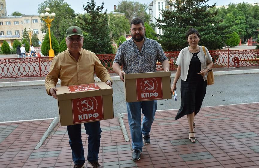 Коммунисты Калмыкии представили документы в Избирком