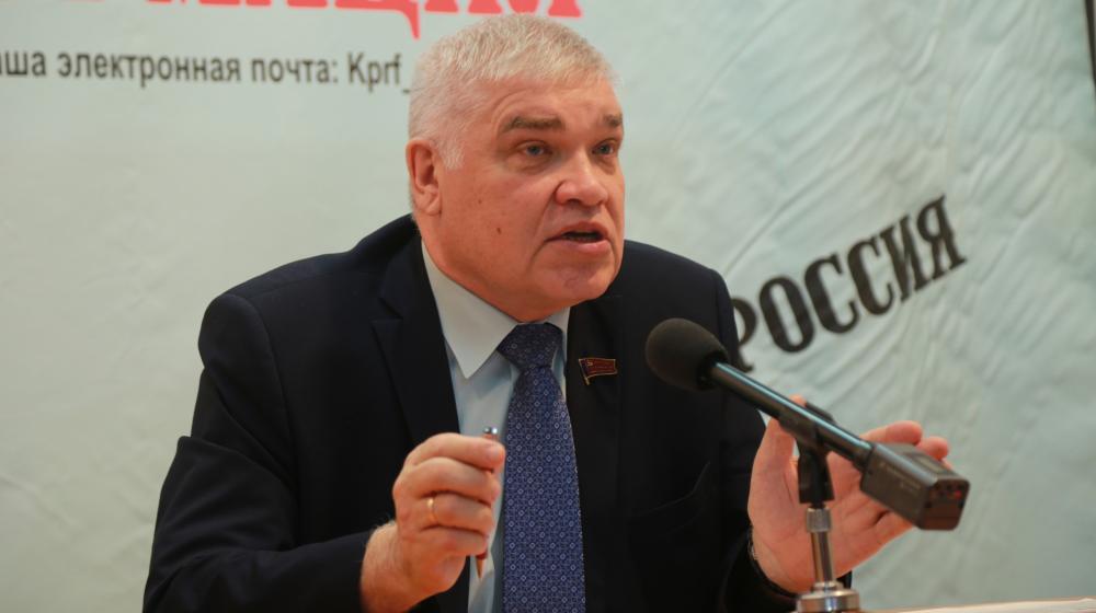 Лидер омских коммунистов, кандидат в губернаторы от КПРФ Андрей Алехин провел пресс-конференцию в Омске