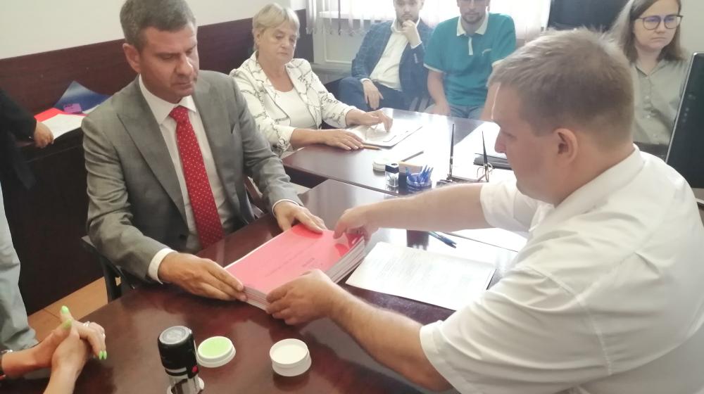 Кандидат от КПРФ Андрей Новак сдал подписи депутатов для участия в выборах губернатора Красноярского края