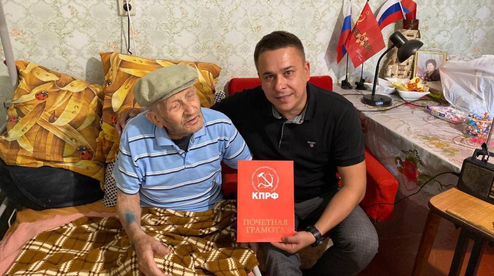 Сенатор А.М. Гибатдинов вручил ветерану Благодарственное письмо от Г.А. Зюганова