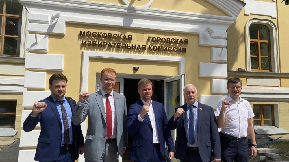 Кандидат КПРФ в мэры Москвы Леонид Зюганов сдал документы для регистрации в Мосгоризбирком