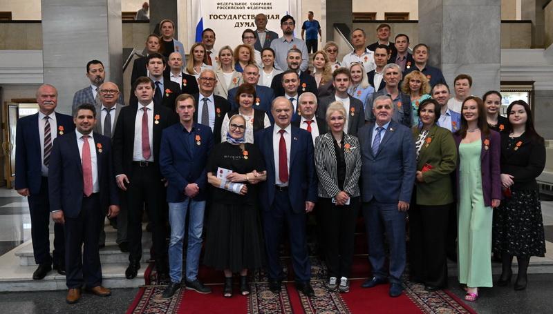 Г.А. Зюганов наградил помощников депутатов и сотрудников аппарата фракции КПРФ в Госдуме