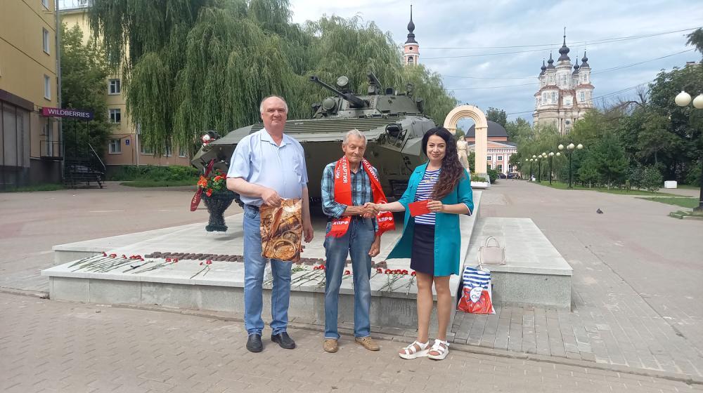 Калужская область. Местные коммунисты поздравили с профессиональным праздником и наградили ветерана военно-морского флота Н.И. Антонова