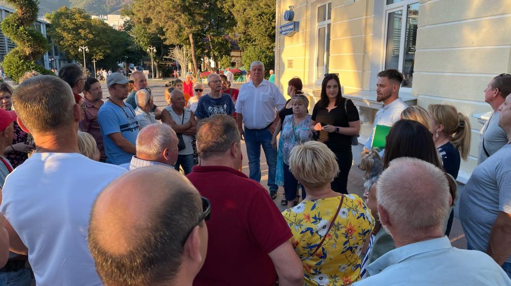 Краснодарский край. Кандидаты от КПРФ в городскую Думу Геленджика провели встречу с избирателями рядом с администрацией