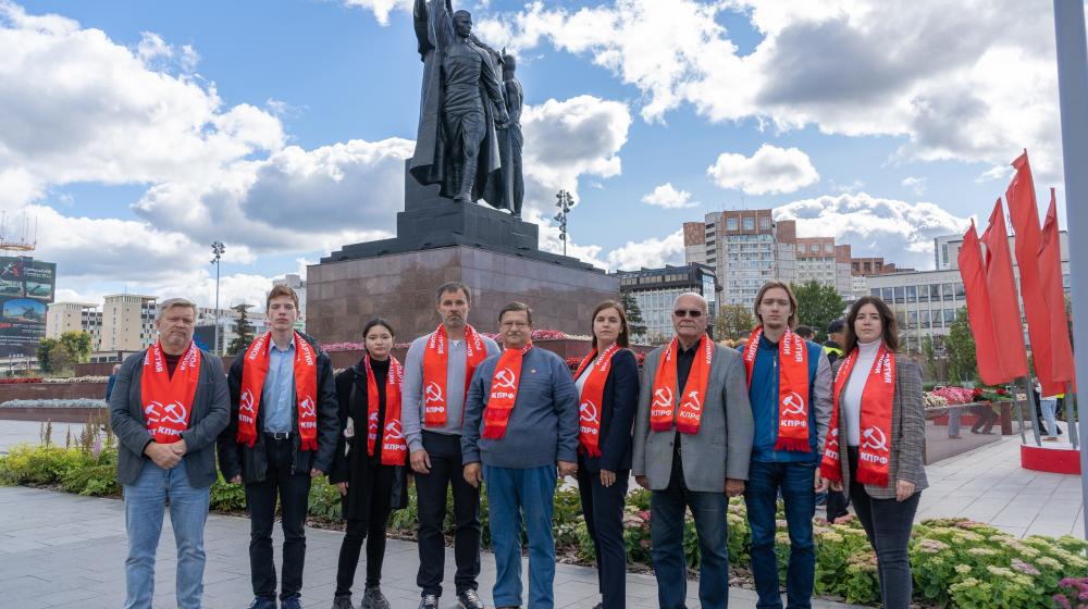 Коммунисты Перми почтили память героев Курской битвы
