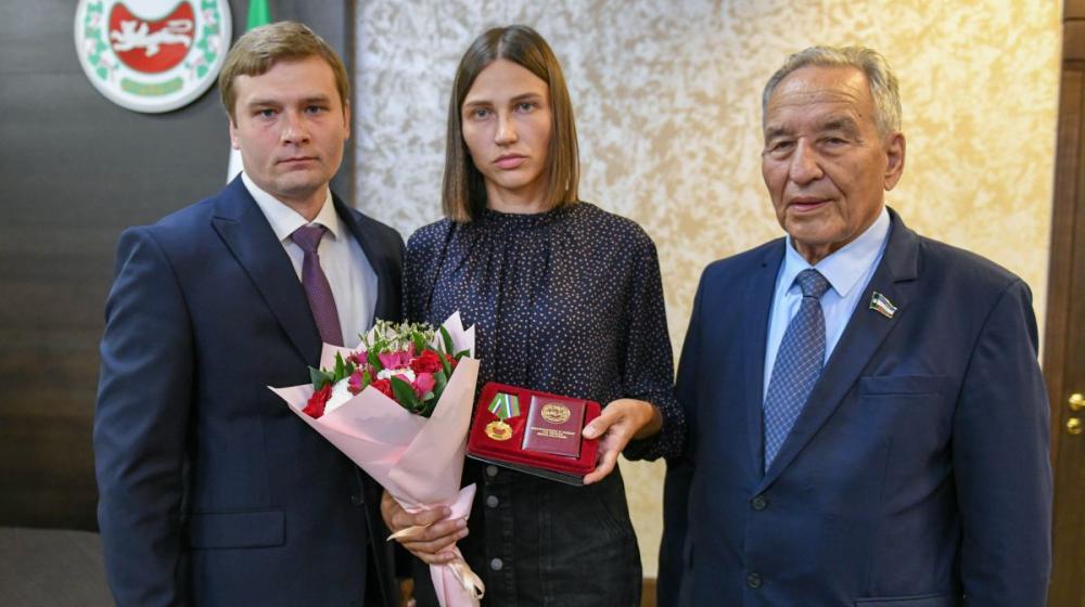 В.О. Коновалов вручил орден «За заслуги перед Хакасией» вдове и детям погибшего под Артёмовском депутата Верховного Совета республики коммуниста Д.А. Иванова
