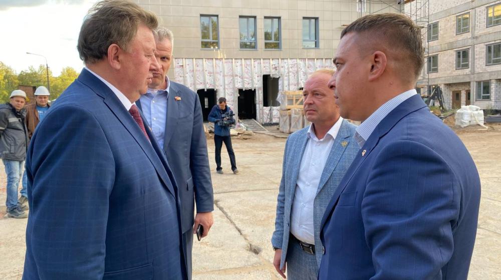 В.И. Кашин осмотрел ход строительства инфекционного корпуса Центральной городской клинической больницы Ульяновска