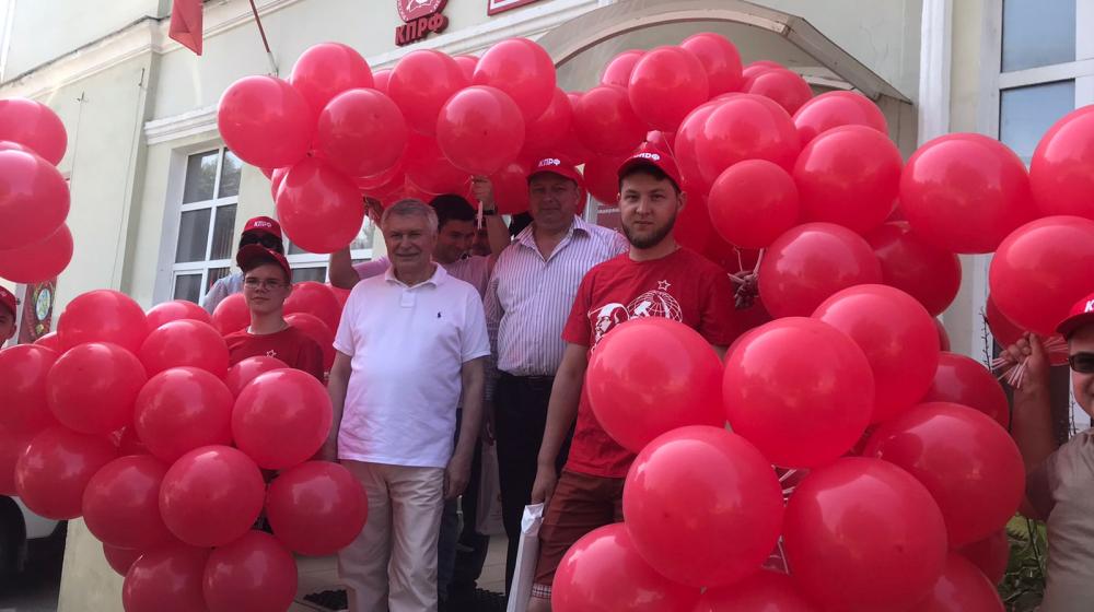 Костромские коммунисты провели праздничную акцию в День города и области