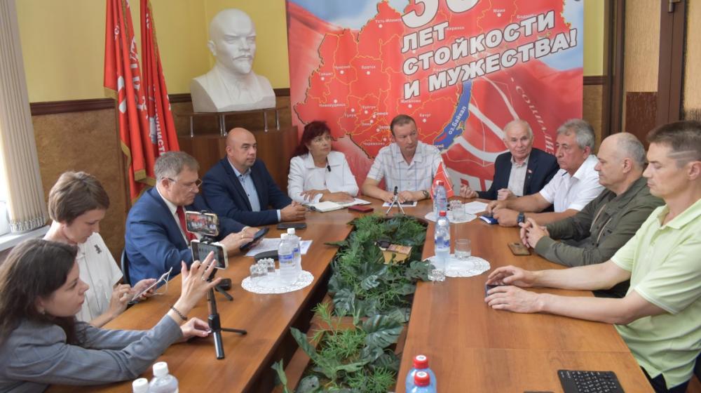 Кратный рост тарифов и транспортный коллапс: фракция КПРФ в Иркутской области добивается принятия срочных мер в связи с новым законом о такси