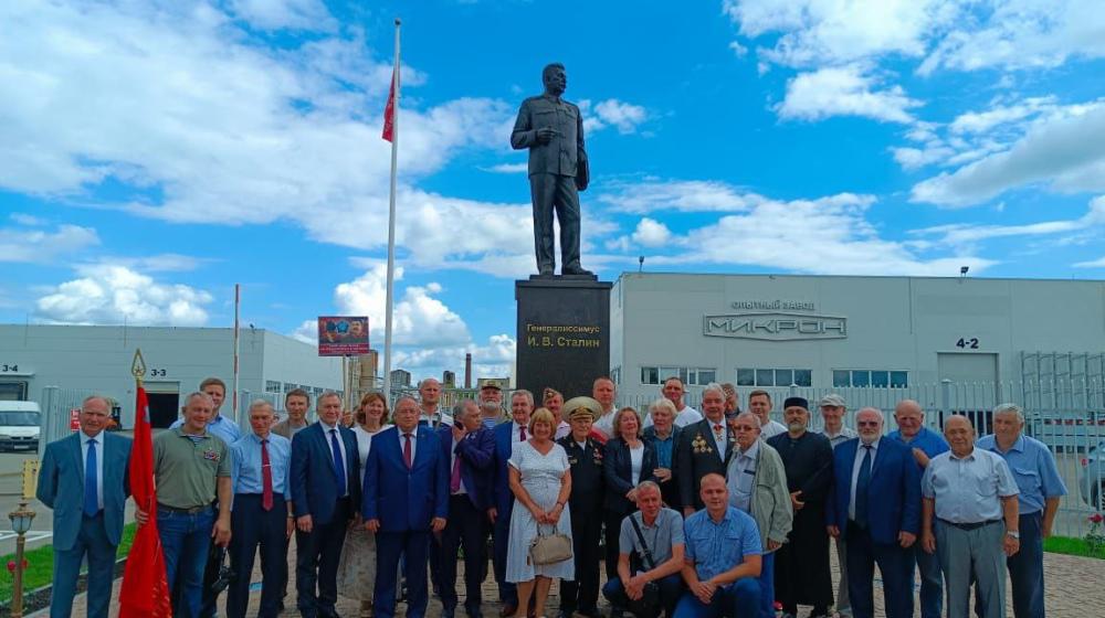 В Великих Луках установили памятник Сталину