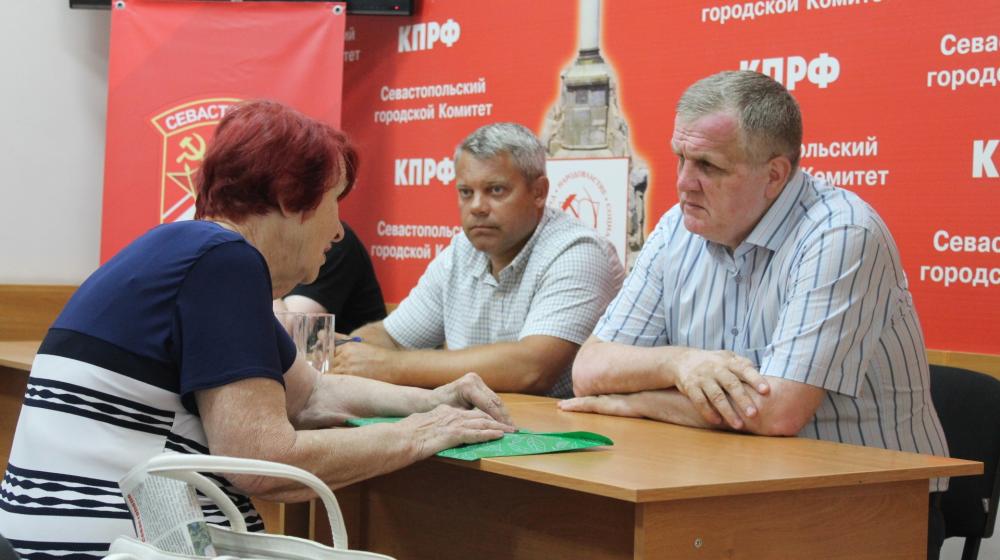 Николай Коломейцев провел в Севастополе депутатский прием