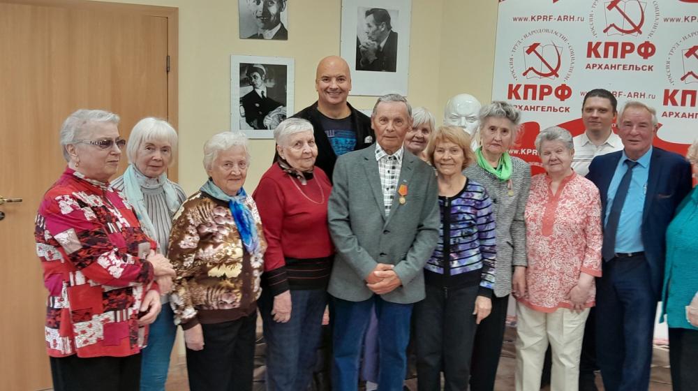В Архангельске коммунисты организовали выставку к 90-летию Героя Социалистического Труда Ф.С. Гуляева. Открыл сам юбиляр