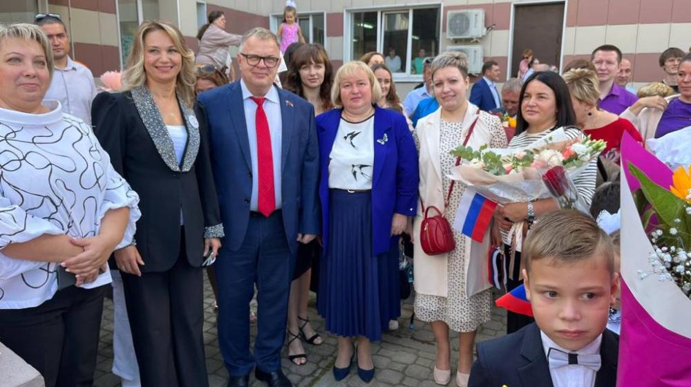 Заместитель Председателя Мособлдумы - руководитель фракции КПРФ Александр Наумов поздравил с Днём знаний учеников СОШ №1 в Домодедово