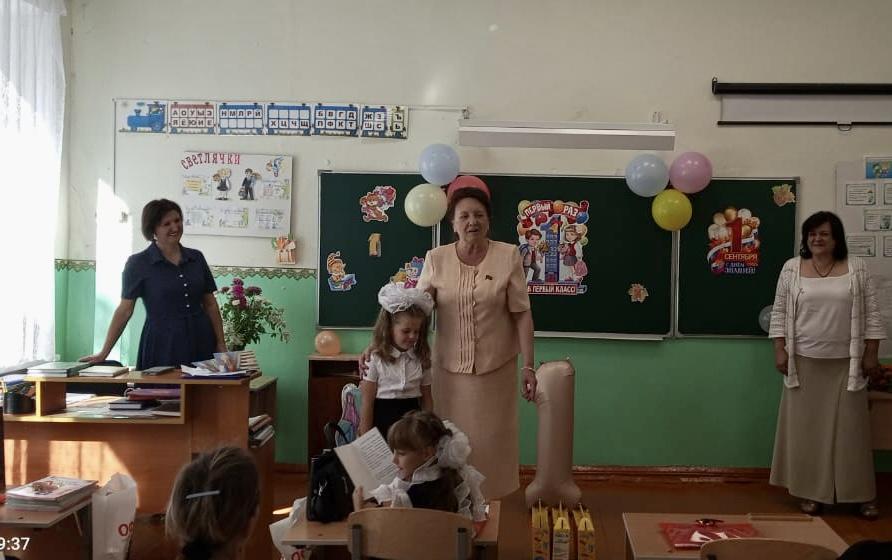 В Волгограде депутаты-коммунисты поздравили школьников и студентов с Днем знаний