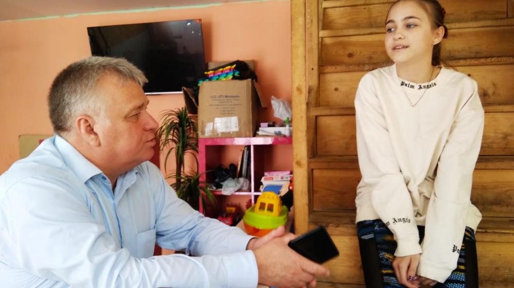 Воронежская область. Депутаты-коммунисты продолжают опекать многодетную семью Марии Литвиненко