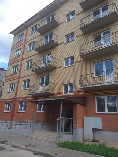 "Проявления гнилости капитализма". В городе Великие Луки по решению суда сносят новый многоквартирный дом