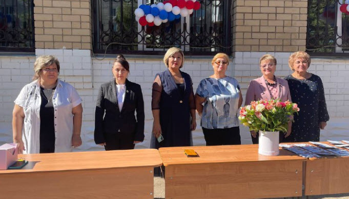 Ольга Алимова посетила торжественную линейку гимназии №8 города Энгельса