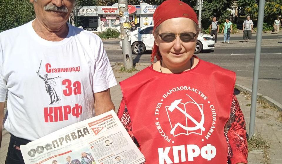 Донецкие коммунисты, несмотря на обстрелы, агитируют на улицах города