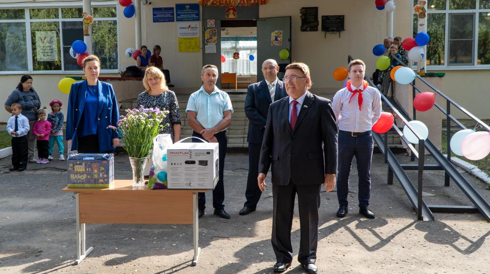 Н.Н. Иванов посетил линейку в Никольской школе Орловской области