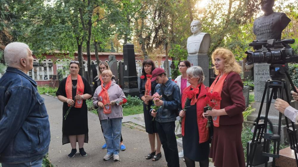 Активисты женского движения «Надежда России» возложили цветы к могиле Зои Космодемьянской в Москве
