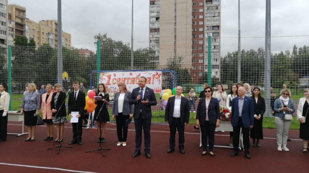 Ленинградские коммунисты поздравили детей на линейках и классных часах