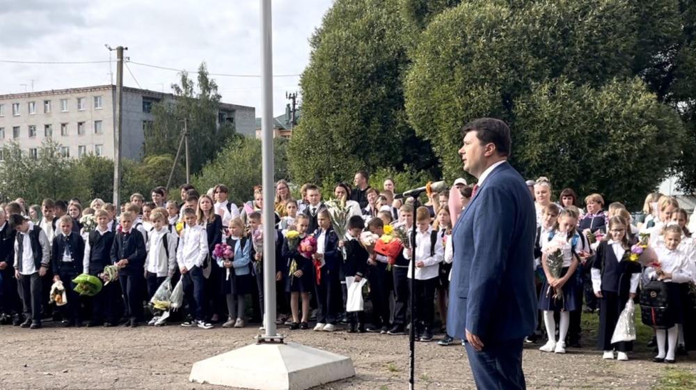 Новгородская область. Олег Лебедев поздравил с Днём знаний школьников, их родителей и учителей, а также передал школьные принадлежности многодетной семье