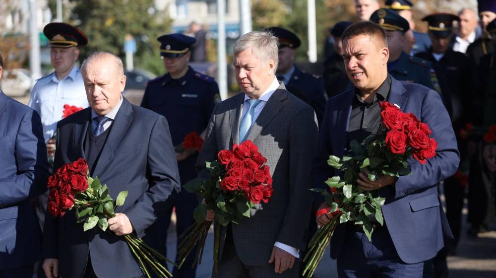 Айрат Гибатдинов почтил память советских воинов в День Победы над милитаристской Японией