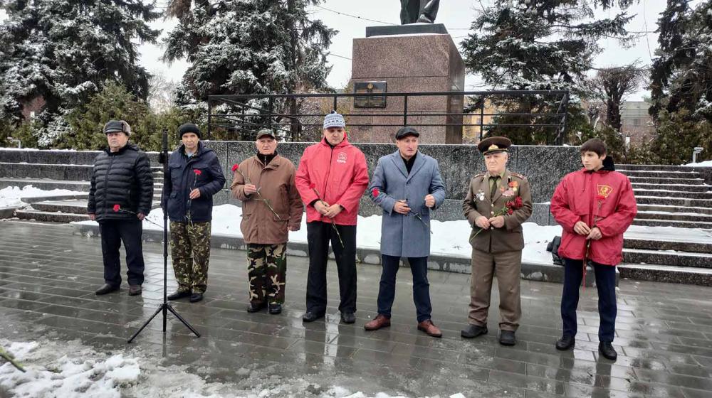 В Чувашии юбилей Ленинского комсомола отметили возложением цветов, дебатами и квизом