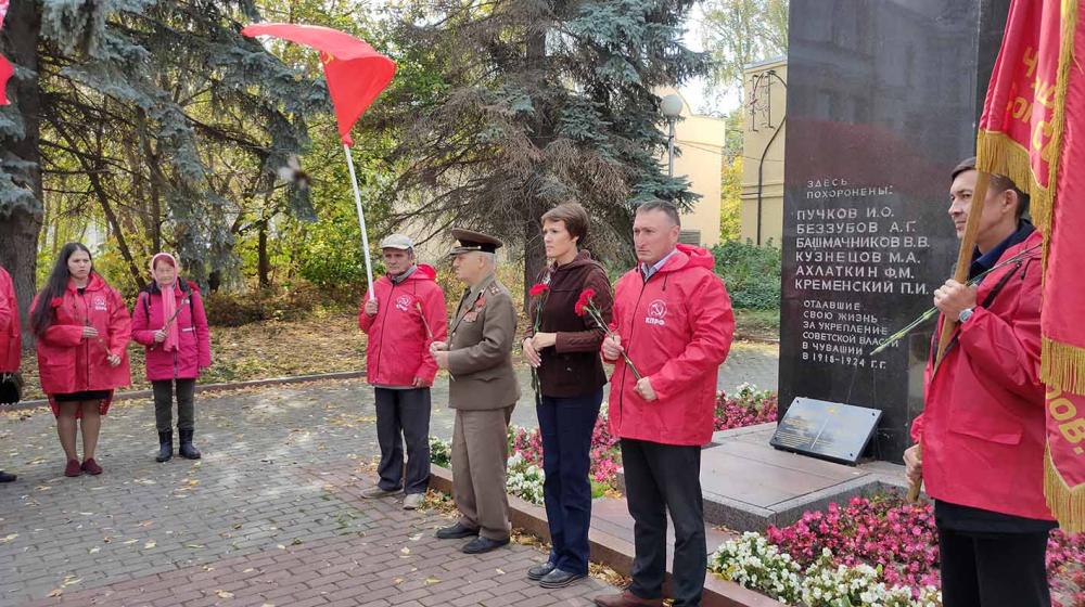 Чувашия. В Чебоксарах прошла акция памяти жертв расстрела защитников Верховного Совета России