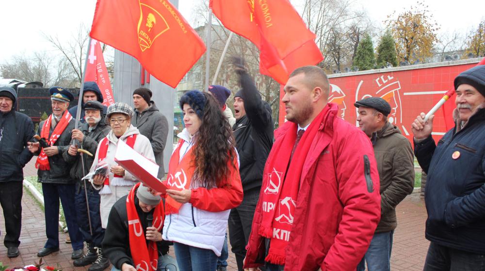 Калужские коммунисты провели митинг и автопробег в честь Дня рождения ВЛКСМ