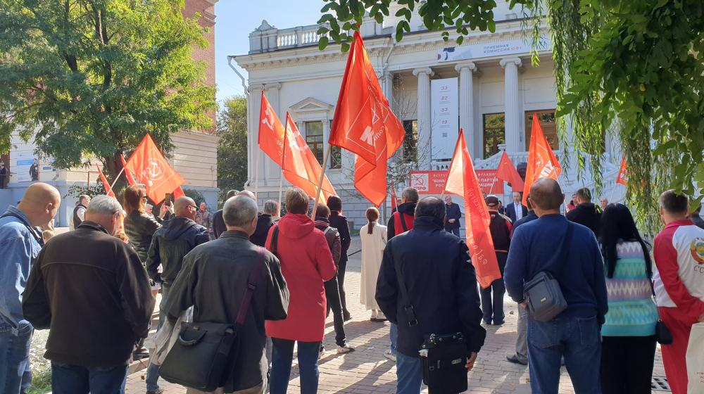 «Советская Конституция гарантировала права всем гражданам»: в Ростове прошла встреча депутатов-коммунистов с избирателями