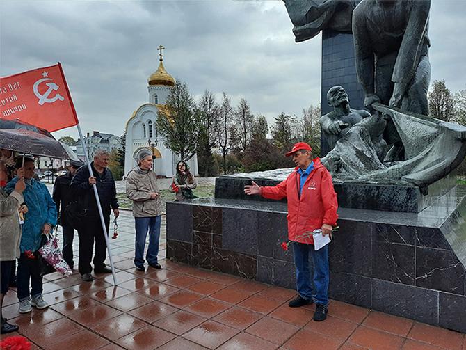 Акцию памяти защитников Верховного Совета в октябре 1993 года провели коммунисты города Иваново