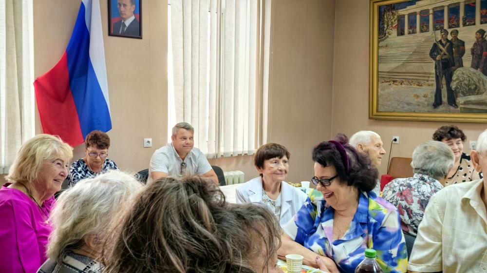 Секретарь Севастопольского горкома КПРФ Владимир Браковенко поздравил севастопольских детей войны с Днем пожилого человека