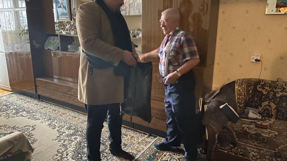 Тюменские коммунисты поздравили ветеранов с Днем пожилого человека