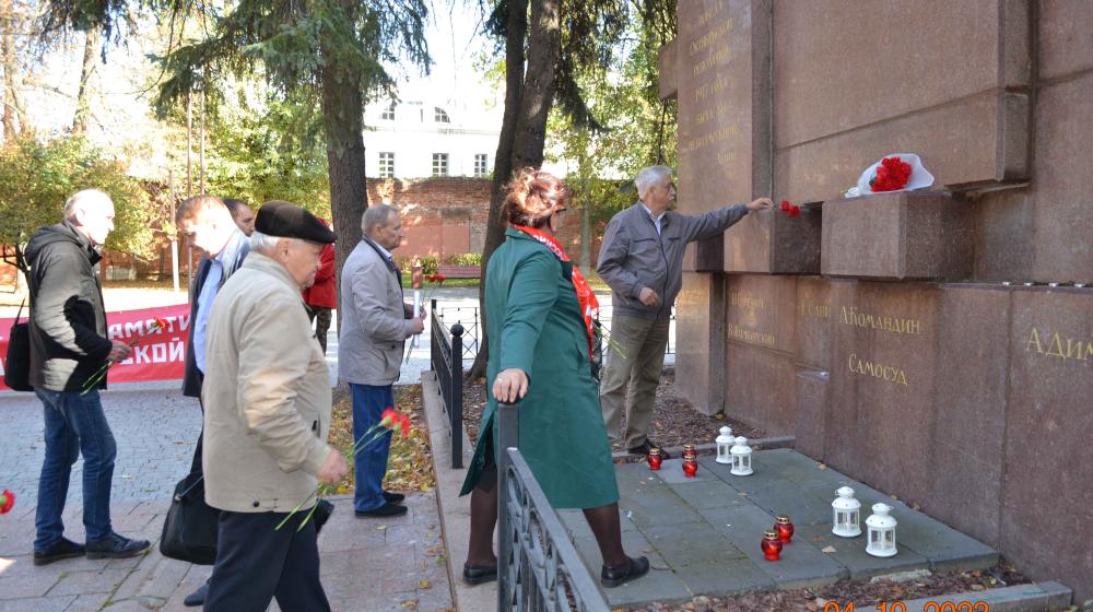 В Нижнем Новгороде почтили память жертв расстрела здания Верховного Совета РСФСР в октябре 1993 года