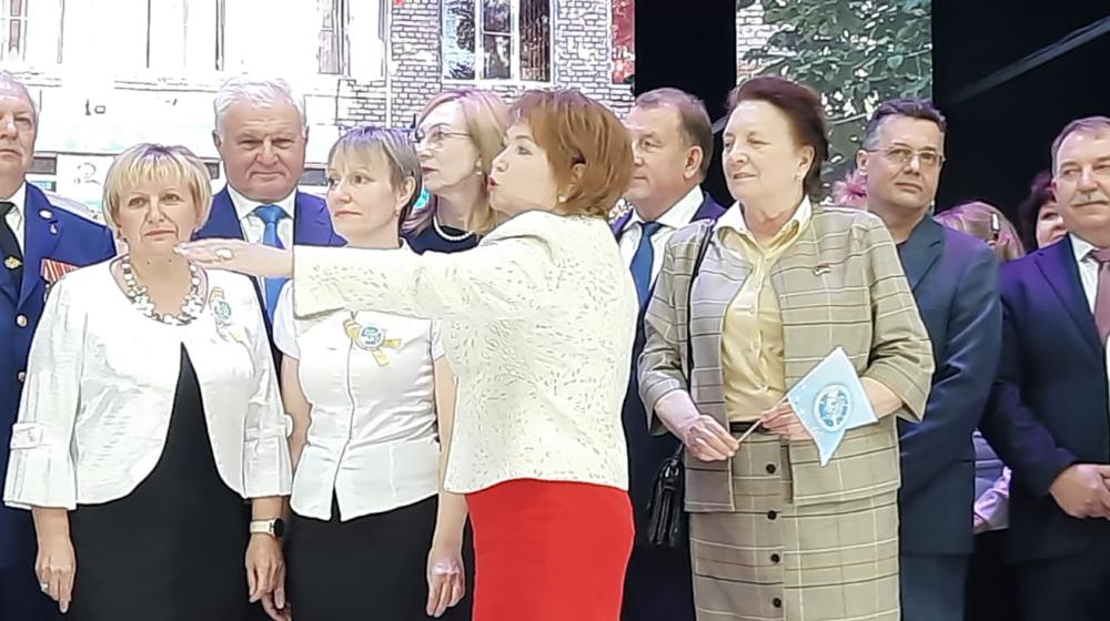 Волгоградская область. Лидер местных коммунистов Тамара Головачева поздравила с юбилеем коллектив школы имени Ю.А. Гагарина