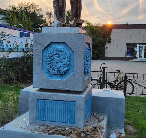 В Астрахани разрушили памятник Ленину