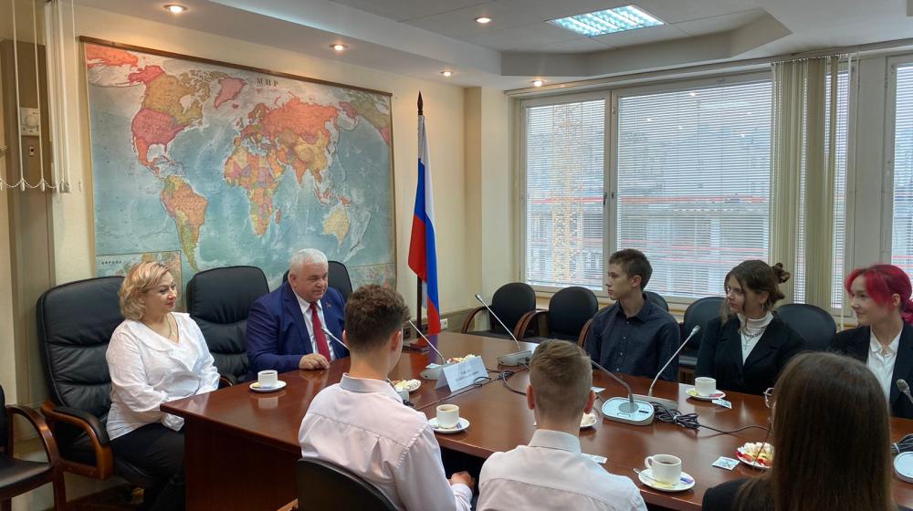 К.К. Тайсаев встретился в ГД РФ с учениками Барвихинской средней школы