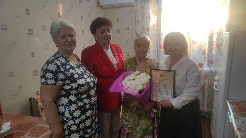 Лидер коммунистов Тюменской области Тамара Казанцева поздравила с 90-летием жительницу города Тюмени