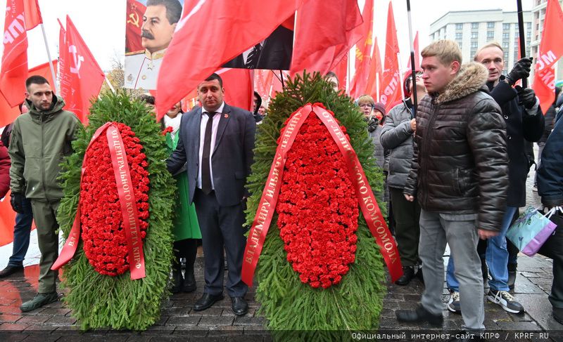 В преддверии 105-й годовщины Ленинского Комсомола прошло возложение цветов к Мавзолею В.И. Ленина на Красной площади в Москве