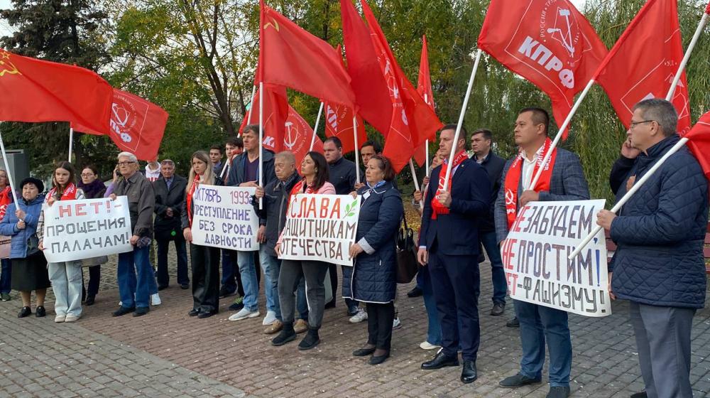 Ульяновцы почтили память защитников Дома Советов