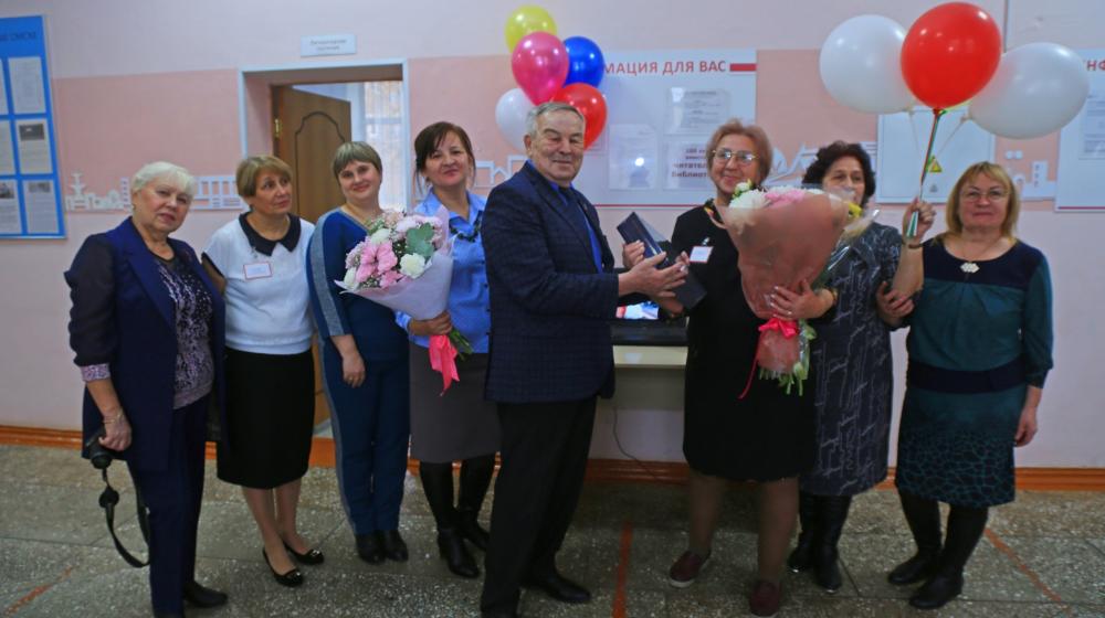 Омские депутаты-коммунисты помогают библиотеке имени Горького