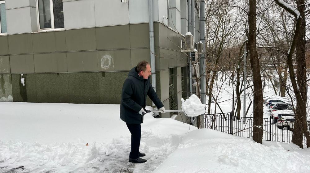 В Подмосковном Обкоме прошел субботник по уборке территории от снегопада