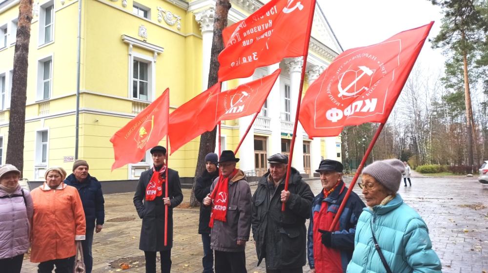 Подмосковные коммунисты отметили праздник Великой Октябрьской социалистической революции по всему региону