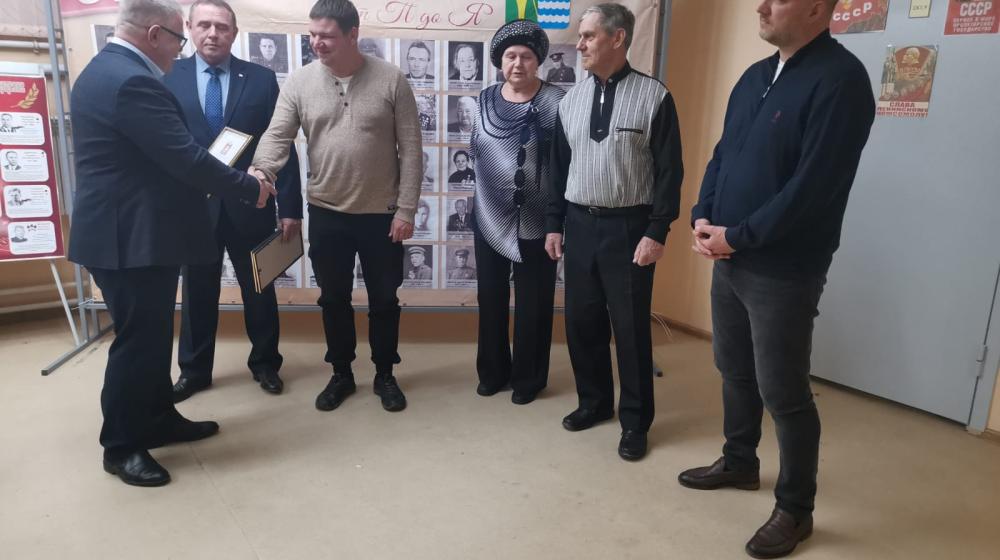 Заместитель Председателя Московской областной Думы Александр Наумов вручил награды волонтерам за поддержку участников СВО